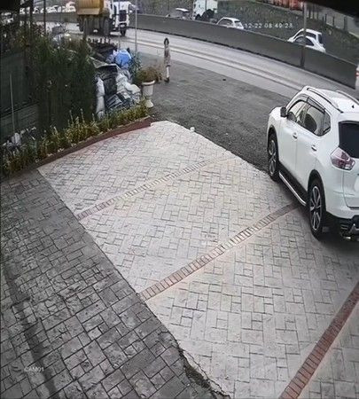 Çocuklarıyla yürüyen kadına araba çarptı!