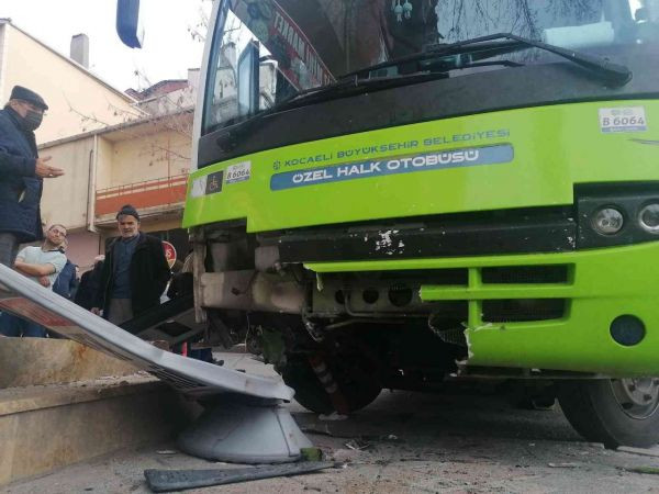 3 kişinin otobüsün altında sıkıştığı kaza anı güvenlik kameralarına böyle yansıdı
