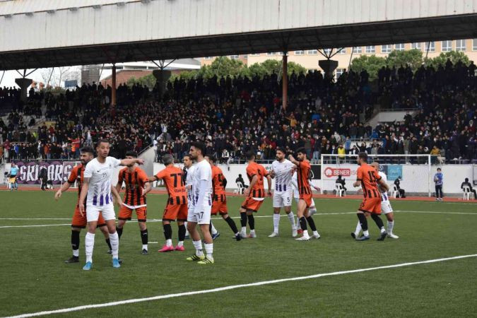 Taraftar ile futbolcu yumruk yumruğa birbirine girdi