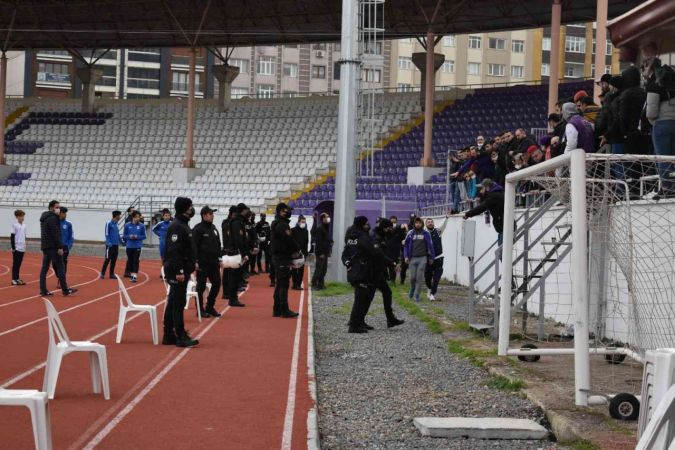 Taraftar ile futbolcu yumruk yumruğa birbirine girdi