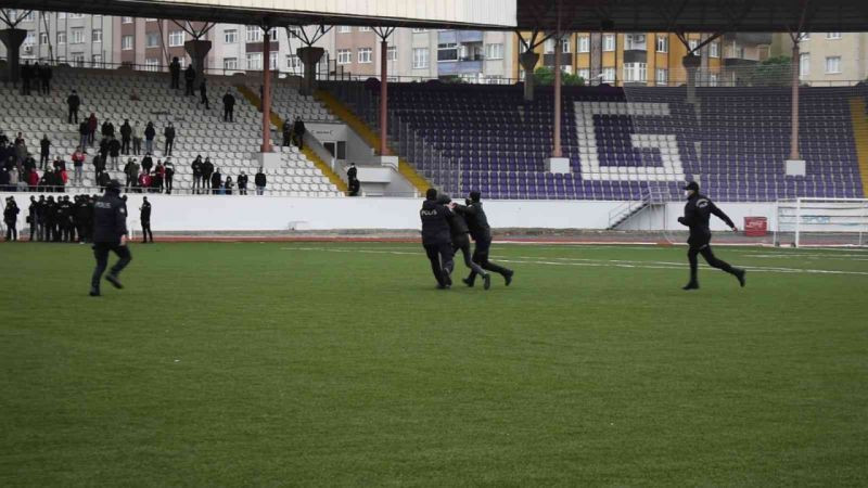 Taraftar ile futbolcu yumruk yumruğa birbirine girdi