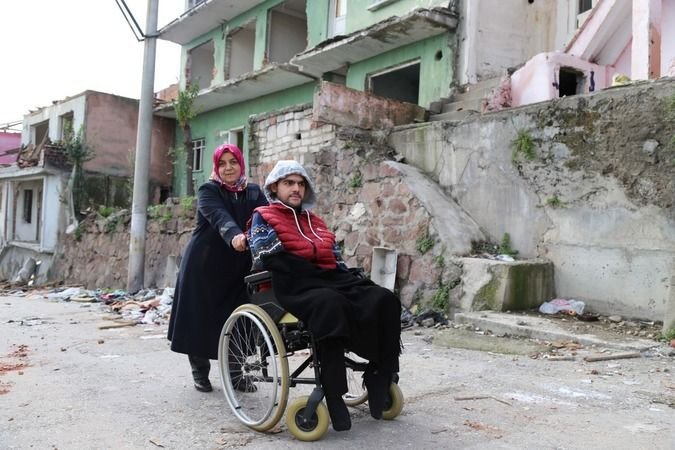 Engelli oğlu ile birlikte yeni evine kavuşmak için gün sayıyor