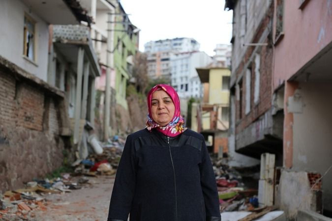 Engelli oğlu ile birlikte yeni evine kavuşmak için gün sayıyor