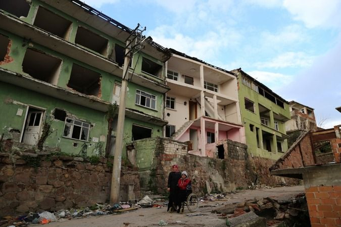 Engelli oğlu ile birlikte yeni evine kavuşmak için gün sayıyor