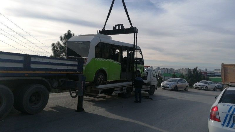 Gebze'de midibüs devrildi: 7 yaralı