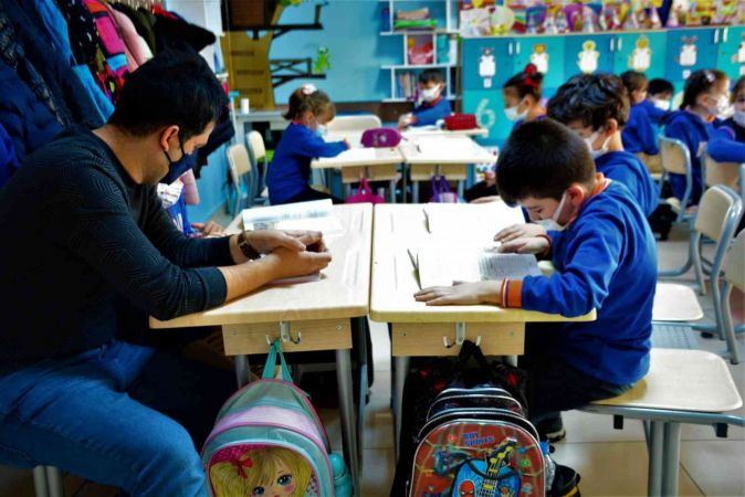 Öğretmen masasını ortadan kaldırdı