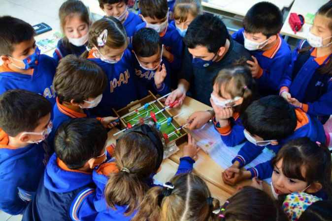 Öğretmen masasını ortadan kaldırdı