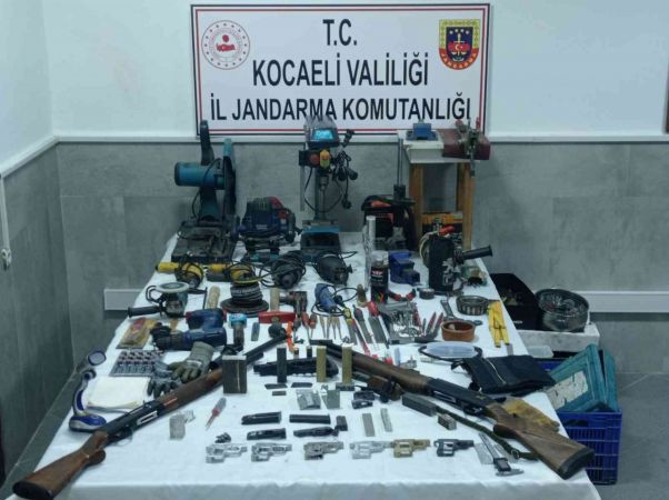 Ormanlık alandaki barakada kumar oynarken yakalandılar
