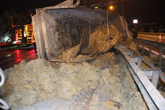 TEM’de iki tır çarpıştı, tonlarca çamur yola saçıldı