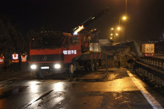 TEM’de iki tır çarpıştı, tonlarca çamur yola saçıldı