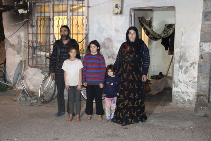 Bebeği çantaya koyup biberonu ile sokağa bıraktılar