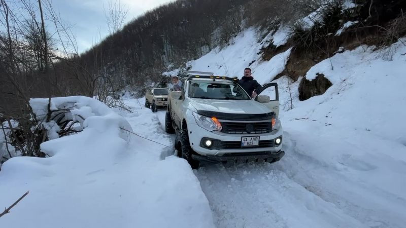 Araçlar karda mahsur kaldı, yardıma vatandaşlar yetişti