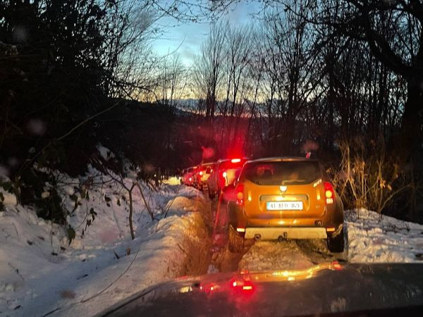 Araçlar karda mahsur kaldı, yardıma vatandaşlar yetişti