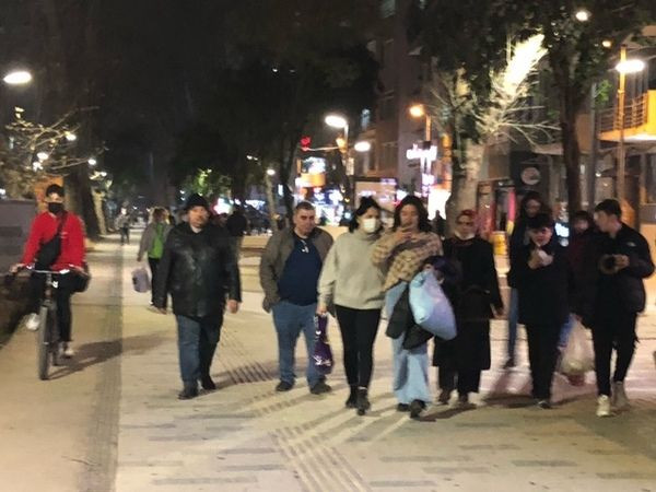 Yasaksız yılbaşında sokaklar doldu
