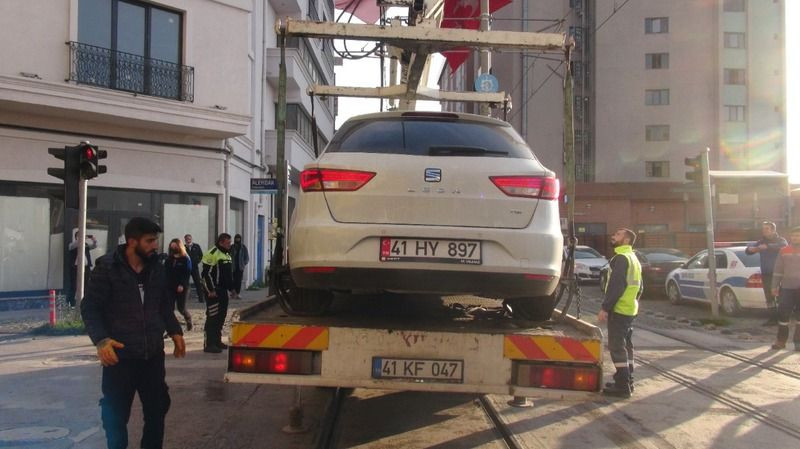 Tramvay ile otomobil çarpıştı 2 yaralı!