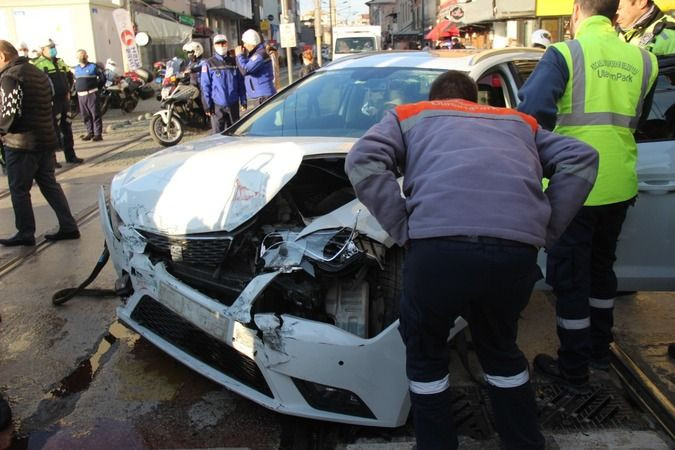 Tramvay ile otomobil çarpıştı 2 yaralı!