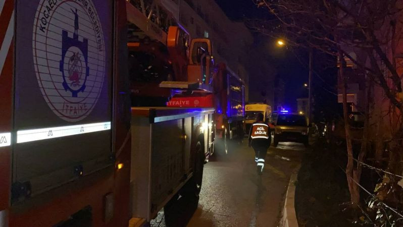 Binanın giriş katında çıkan yangın korkuttu