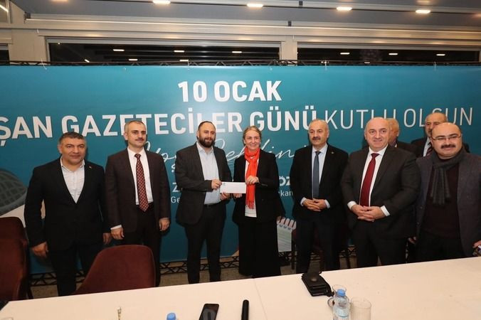 Gazetecileri yemeğe çağırıp hediye çeki verdiler!