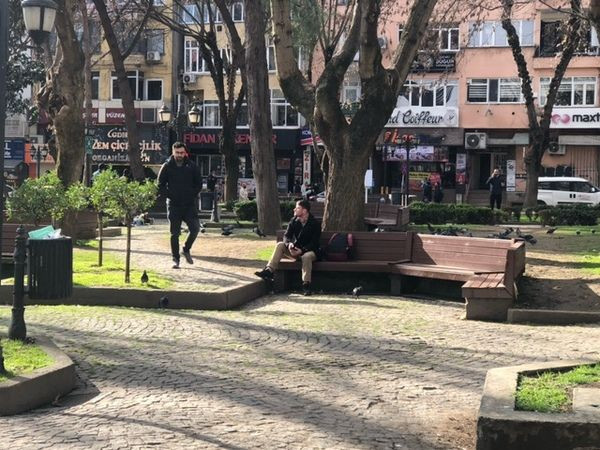 Güzel havayı gören sokağa çıktı