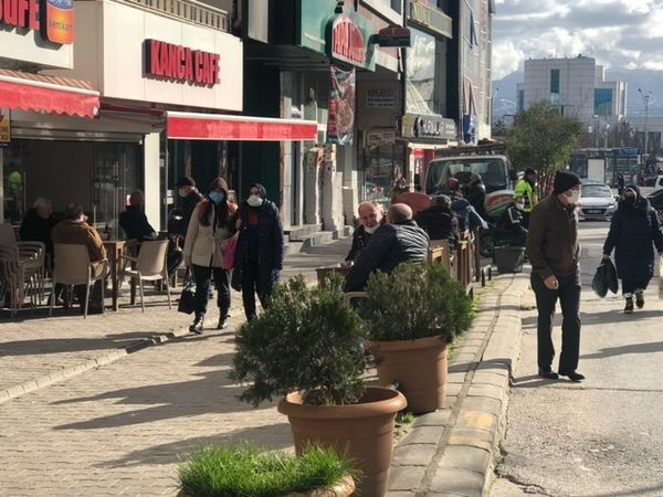Güzel havayı gören sokağa çıktı