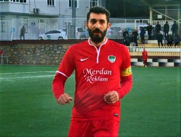 Arkadaşı için futbol kariyerine veda etti