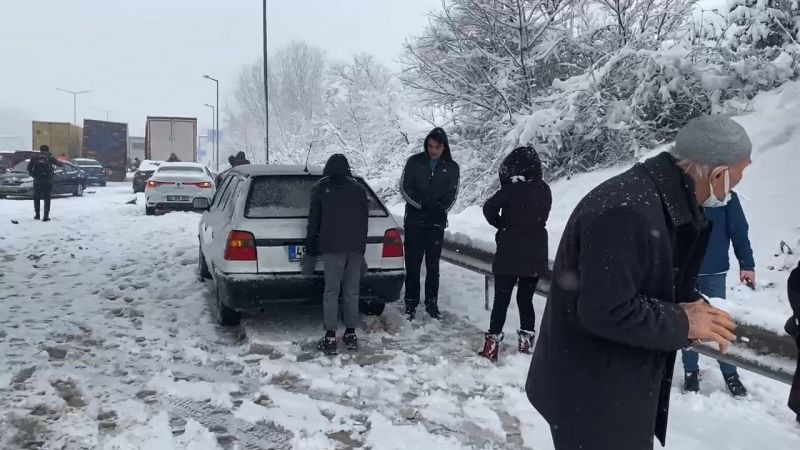 TEM Otoyolu’nda çok sayıda araç birbirine girdi