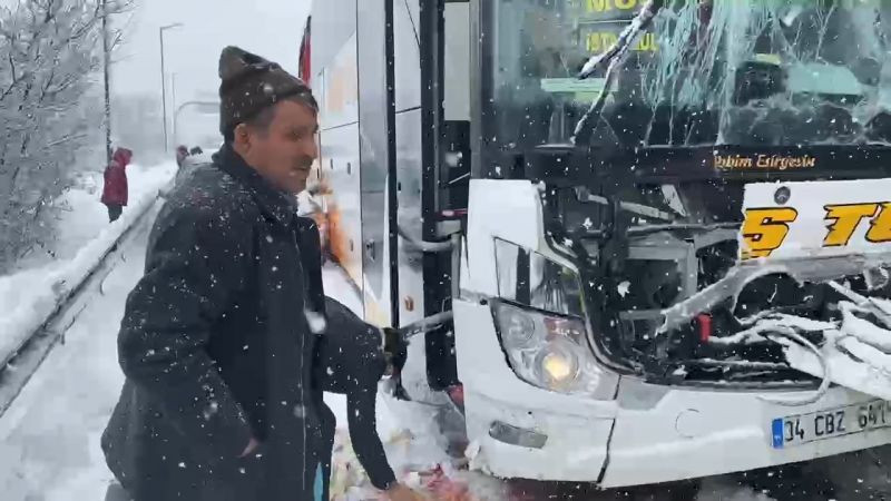 TEM Otoyolu’nda çok sayıda araç birbirine girdi