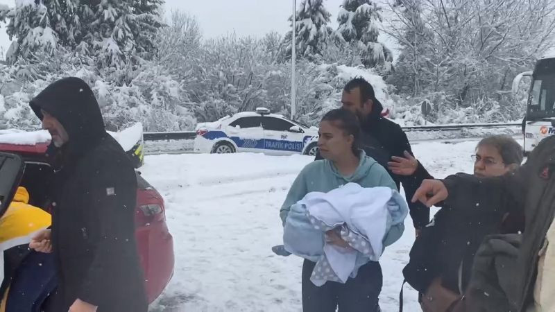 TEM Otoyolu’nda çok sayıda araç birbirine girdi