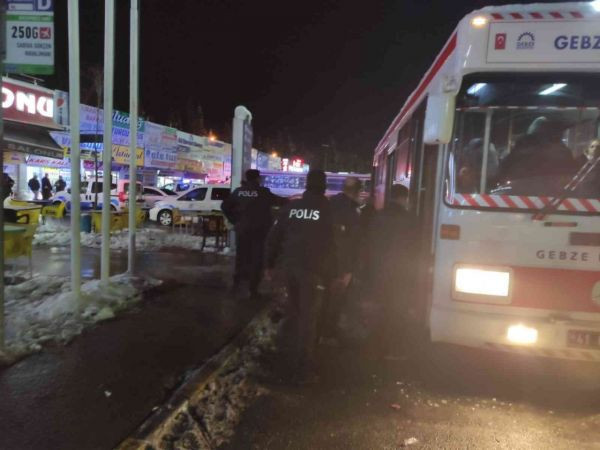 Yolda kalan vatandaşların imdadına polis ve belediye yetişti