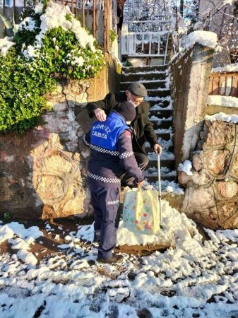 Yaşlı adamın yardımına zabıta ekipleri koştu