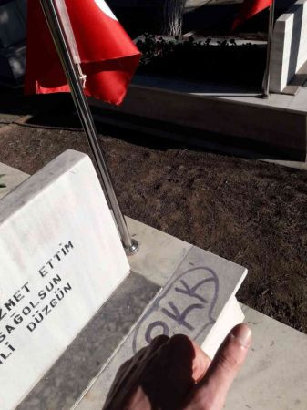 Duruşma salonunda şehide küfür etti