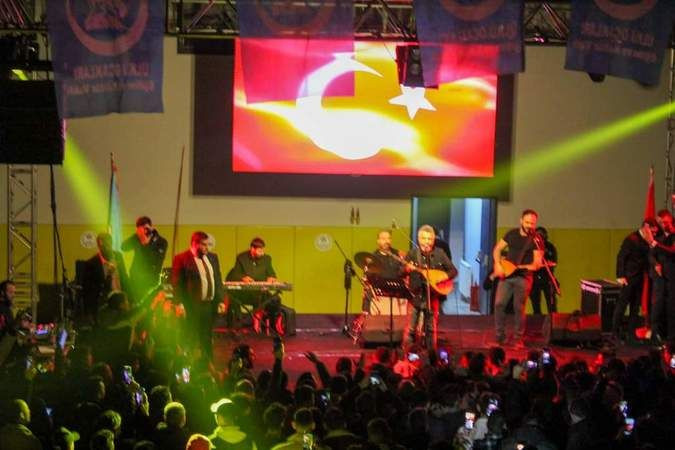 Sancaklı konserde konuştu: Gençlere saldırı var