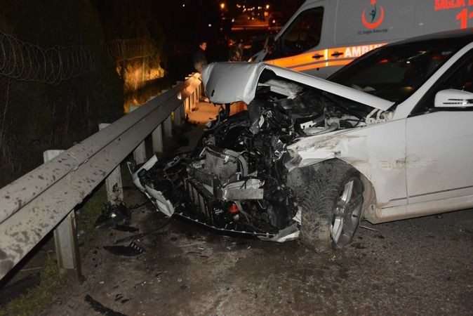 Önce önündeki araca, sonra bariyerlere çarptı