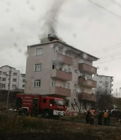 Çatıda çıkan yangın paniğe sebep oldu