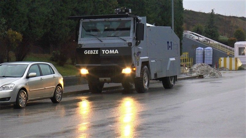 Eylem yapılan fabrika önünde polis ekipleri bekliyor