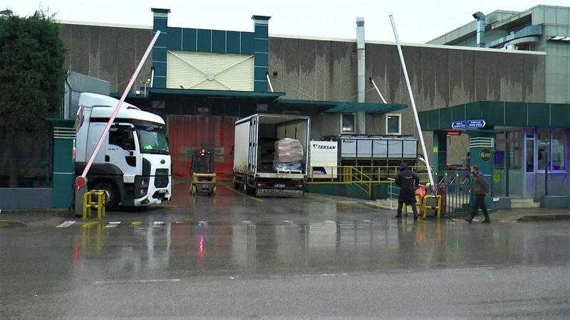 Eylem yapılan fabrika önünde polis ekipleri bekliyor