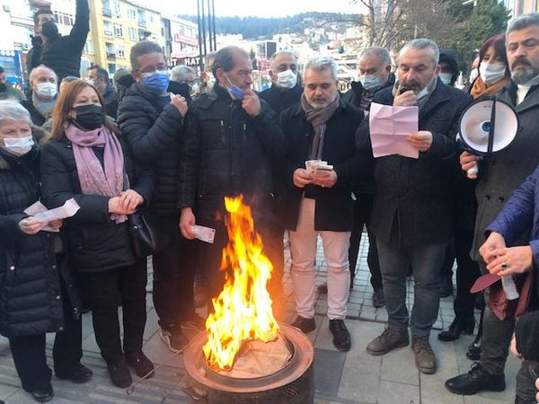 CHP’lilerden zamlara tepki Yürüyüş Yolu’nda fatura yaktılar