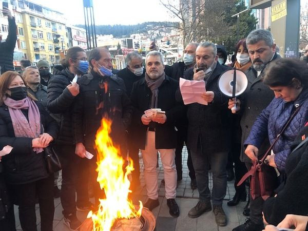 CHP’lilerden zamlara tepki Yürüyüş Yolu’nda fatura yaktılar