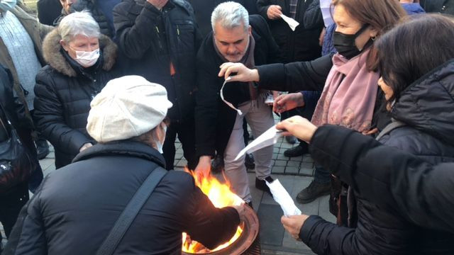 CHP’lilerden zamlara tepki Yürüyüş Yolu’nda fatura yaktılar