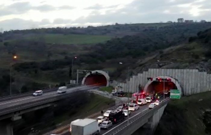 TEM’de önce bariyerlere, sonra beton duvara çarptı