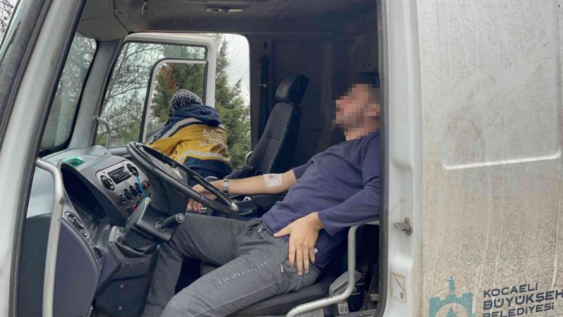 Otomobile çarpmamak için manevra yapınca bariyerlere girdi