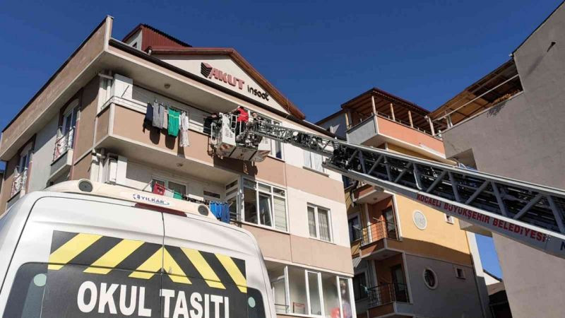 Çocuklarıyla birlikte eve kilitlendi