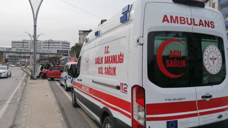 Kocaeli’de iki araç çarpıştı: 3 yaralı