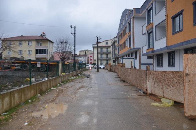 Yol ortasındaki direk şaşkına çeviriyor