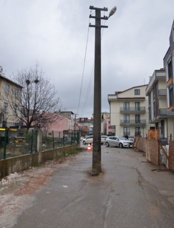 Yol ortasındaki direk şaşkına çeviriyor
