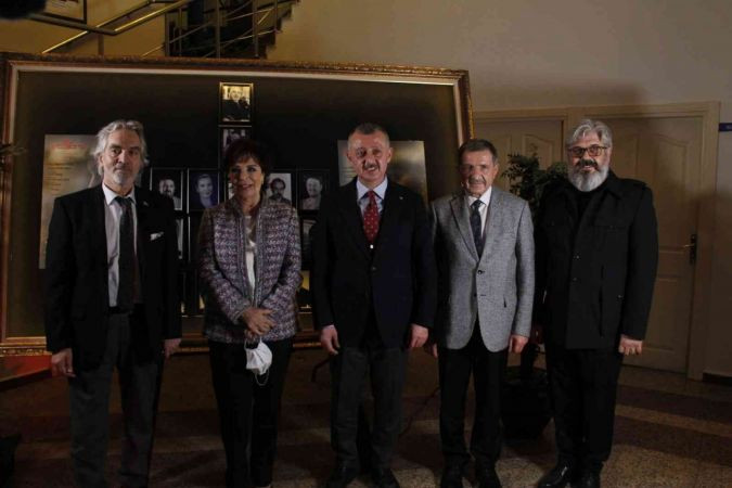 Hülya Koçyiğit Kocaeli'deki oyuna hayran kaldı
