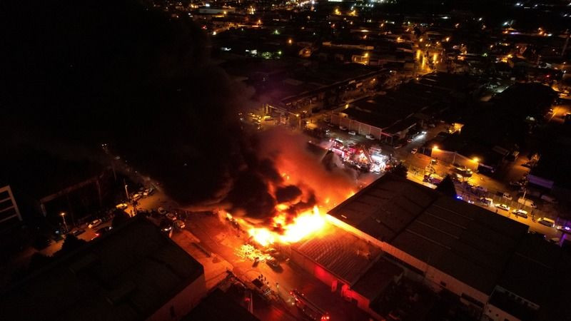Feci yangın 6 iş yerine sıçradı ARAÇLAR YANDI!