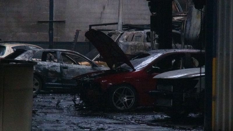Feci yangın 6 iş yerine sıçradı ARAÇLAR YANDI!