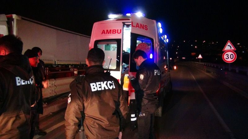 Sürücü, devrilen tırda sıkıştı