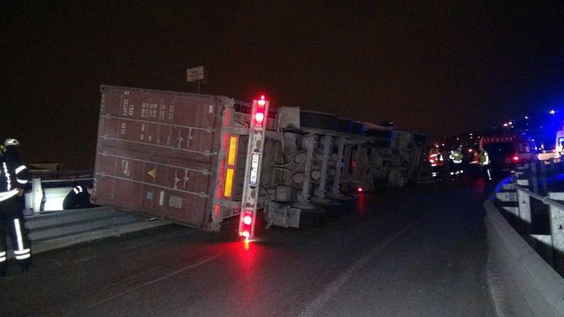 Sürücü, devrilen tırda sıkıştı